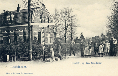 13457 Gezicht in Nootweg/hoek Nieuw-Loosdrechtsedijk te Nieuw-Loosdrecht (gemeente Loosdrecht) uit het westen; met ...
